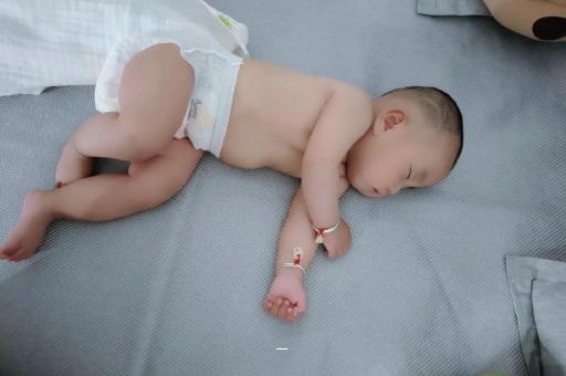 供卵包生男孩公司宝宝总是摇头怎么回事